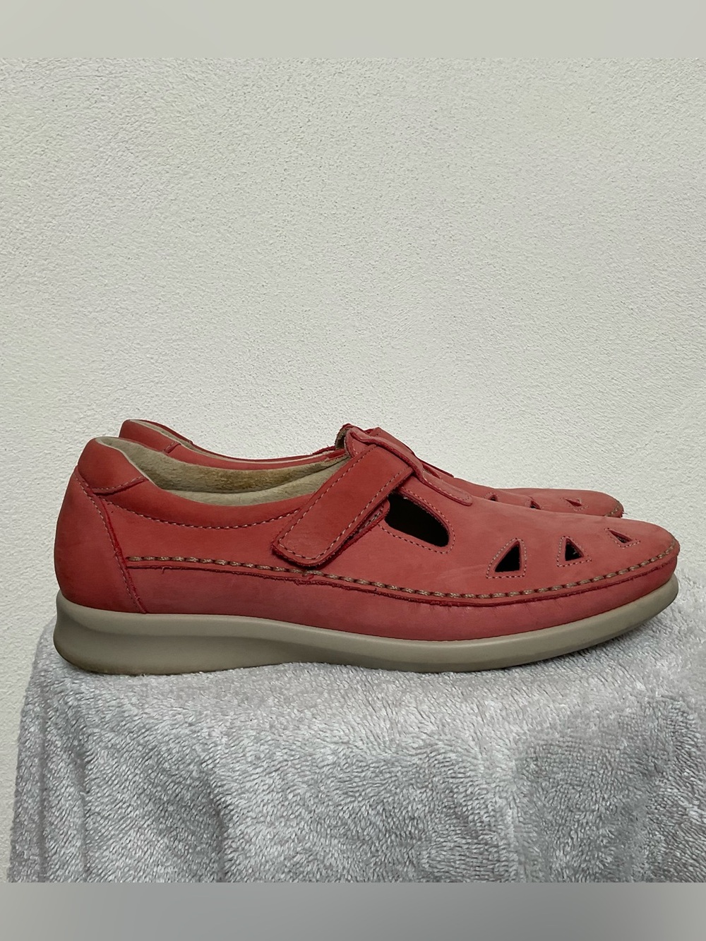 SAS Comfort Roamer Coral Cutout T-Strap Loafer Size 8 Soft Step Spring Girly
